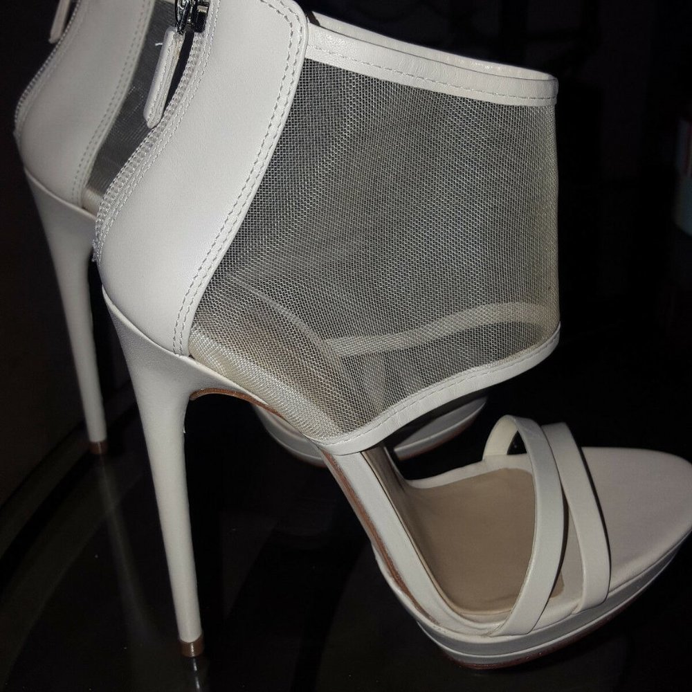 BCBG Max Azria Leather Mesh Natural Sandals 7M/37